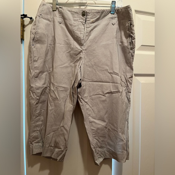 LOFT Marisa striped/seersucker short capri/bermuda pants, lined, size 10 - Picture 1 of 2